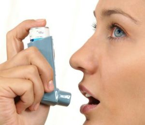 Dyspnée expiratoire, remarquée surtout chez les personnes asthmatiques