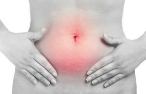 Manifestations du gonflement abdominal: éructations,
