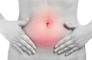 Manifestations du gonflement abdominal:  éructations, 