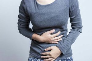 Manifestations de la maladie de Crohn : douleurs ou crampes abdominales, diarrhée après le repas, dysphagie, nausée, ... 
