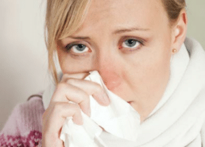 Symptômes de la rhinopharyngite : écoulement nasal, congestion nasale, éternuement, conjonctivite, ...