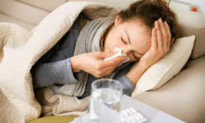 Symptômes du rhume : rhinorrhée, congestion nasale, éternuement, toux, pharyngite, ...