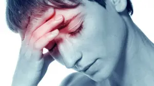 Symptômes d'une rupture d'anévrisme cérébrale : céphalées brusques, douleurs dans l'œil, nausées, vomissements, ...
